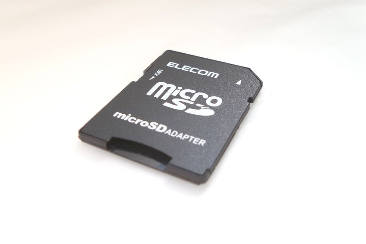 Adaptér pamäťovej karty microSD na bielom pozadí